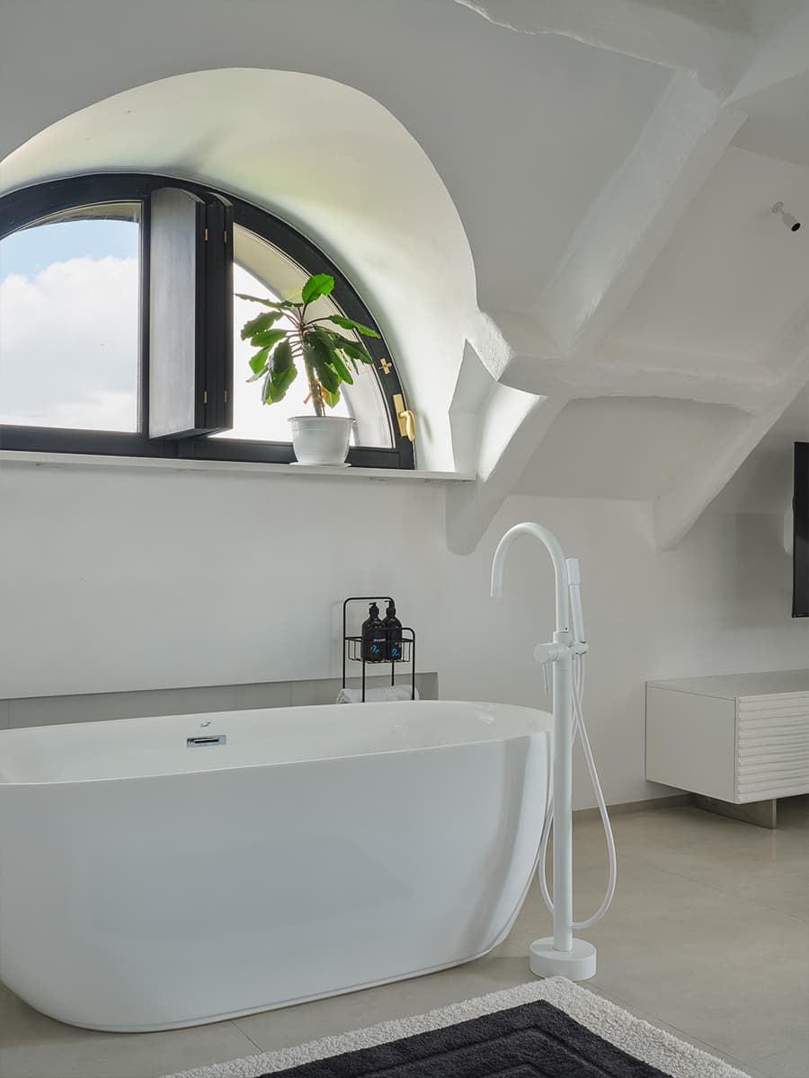 Арочный потолок и высокие окна в необычном интерьере квартиры — проект Дарьи Шатиловой