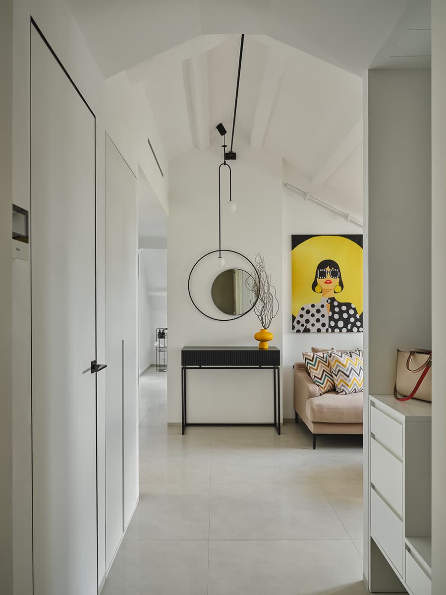 Арочный потолок и высокие окна в необычном интерьере квартиры — проект Дарьи Шатиловой