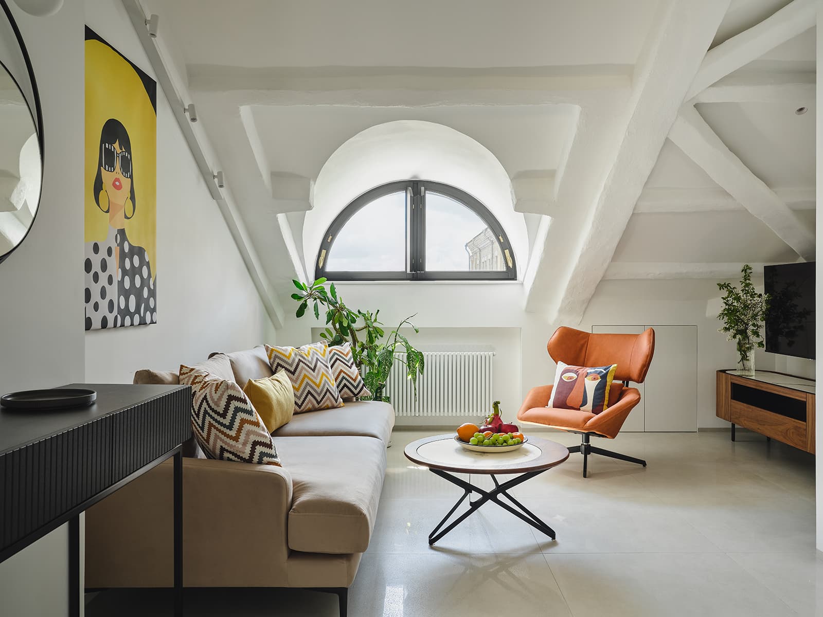 Арочный потолок и высокие окна в необычном интерьере квартиры — проект Дарьи Шатиловой