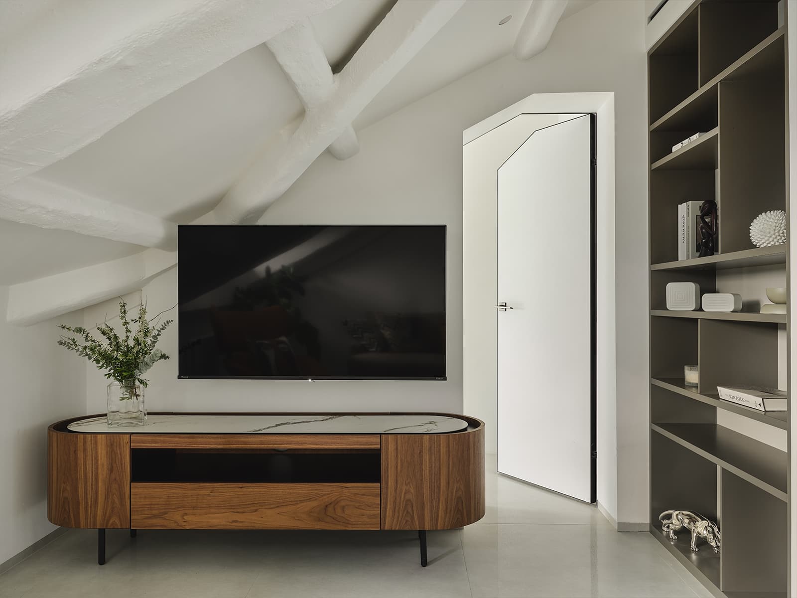 Арочный потолок и высокие окна в необычном интерьере квартиры — проект Дарьи Шатиловой