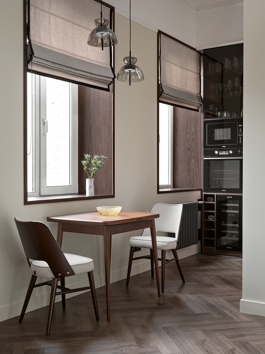 Деревянные оконные откосы и природные тона в небольшой квартире — проект Евгении Заболоцкой