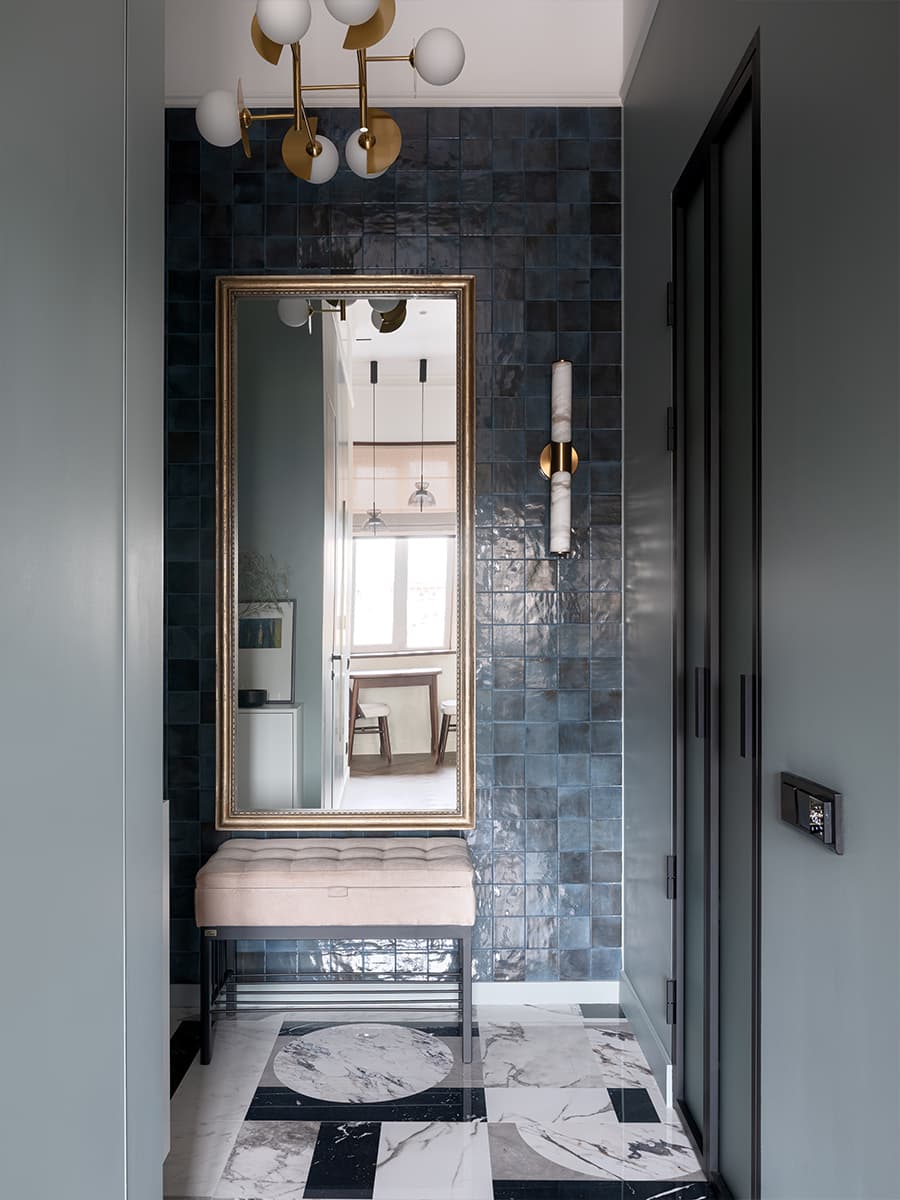 Деревянные оконные откосы и природные тона в небольшой квартире — проект Евгении Заболоцкой