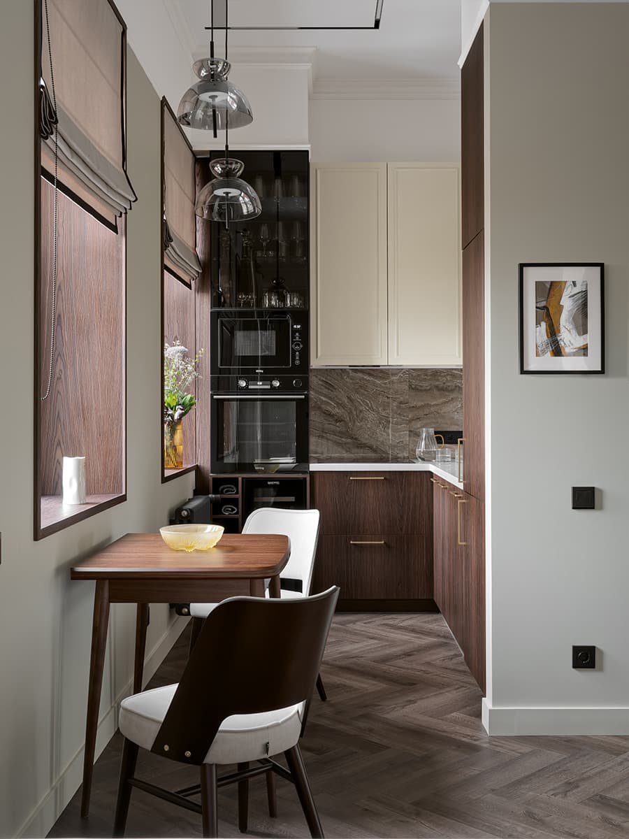 Деревянные оконные откосы и природные тона в небольшой квартире — проект Евгении Заболоцкой