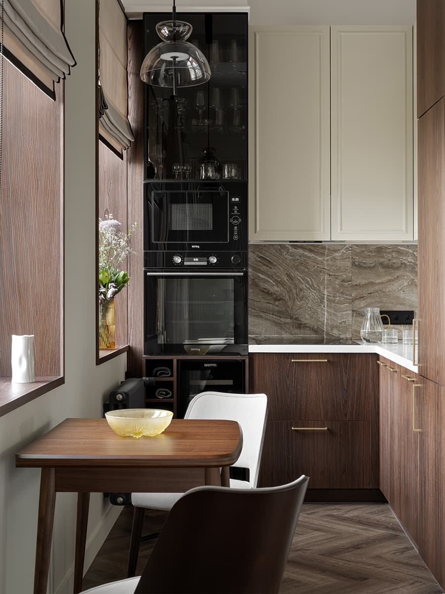 Деревянные оконные откосы и природные тона в небольшой квартире — проект Евгении Заболоцкой