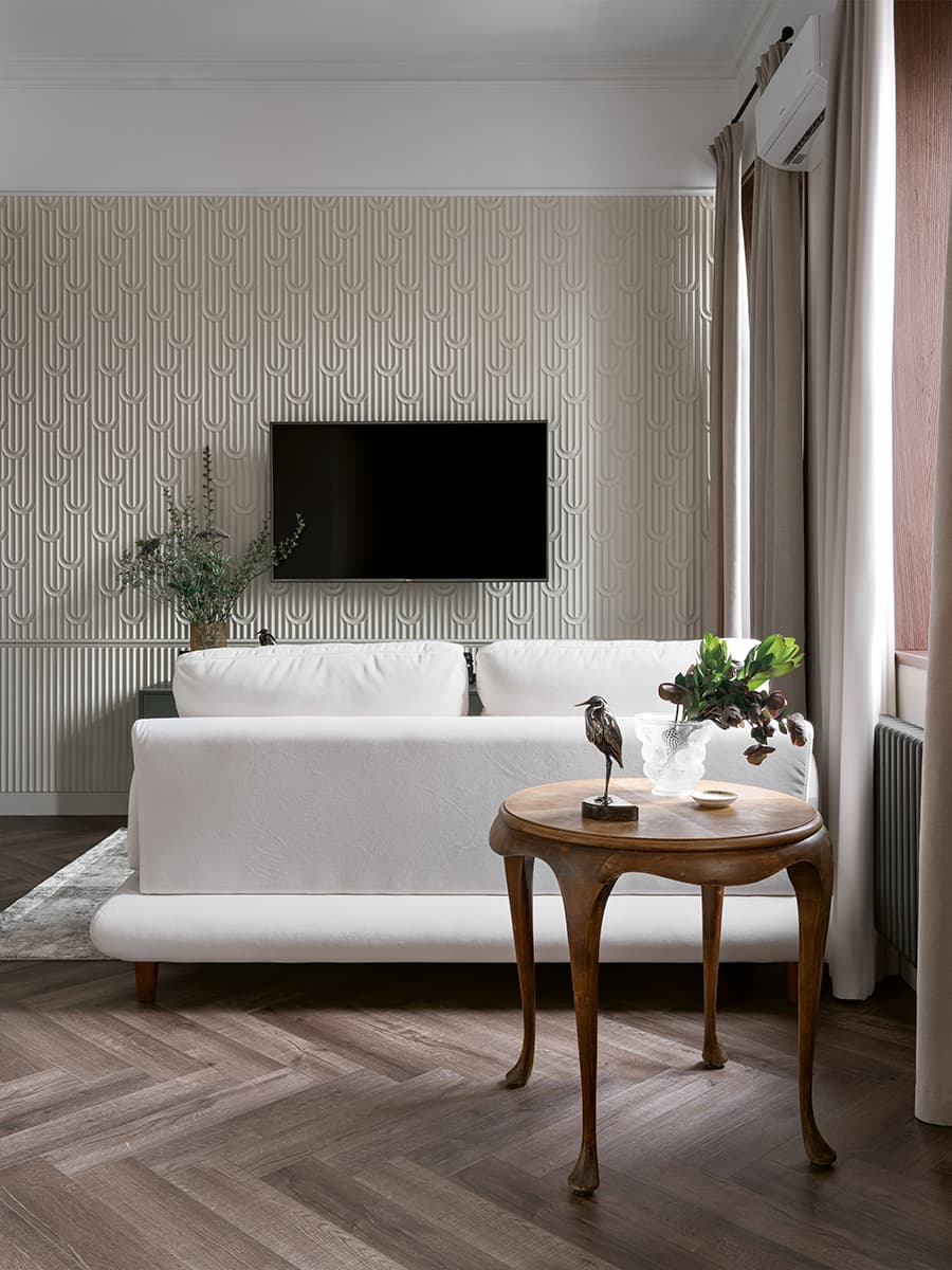 Деревянные оконные откосы и природные тона в небольшой квартире — проект Евгении Заболоцкой