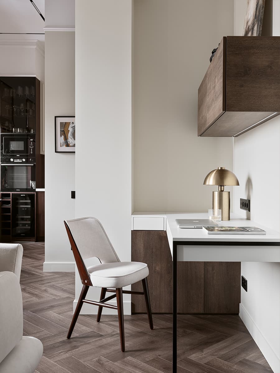 Деревянные оконные откосы и природные тона в небольшой квартире — проект Евгении Заболоцкой