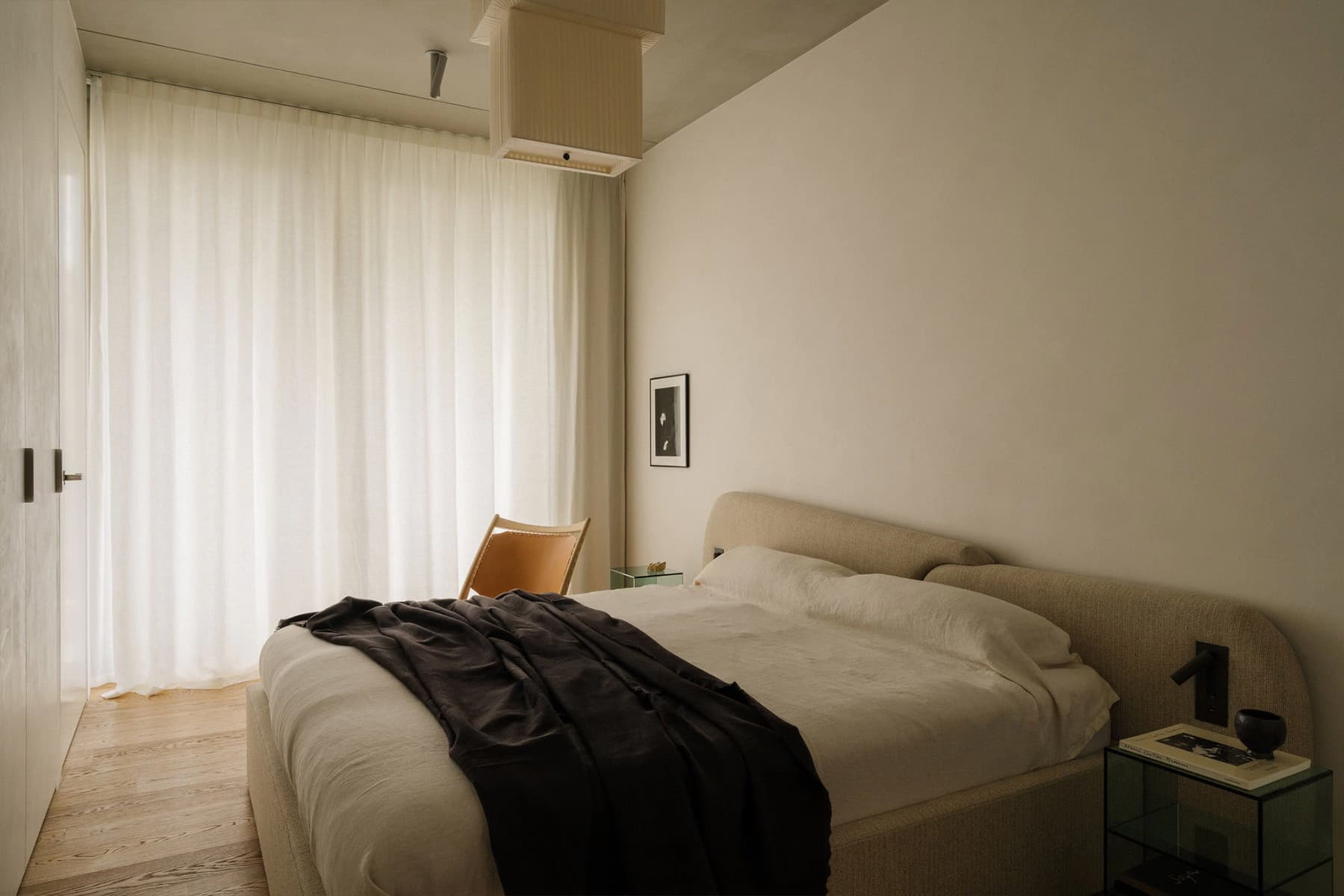 Обволакивающий интерьер квартиры с акцентным искусством — проект TAKK Studio