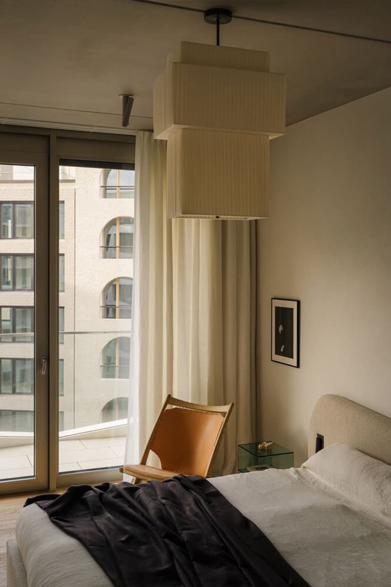 Обволакивающий интерьер квартиры с акцентным искусством — проект TAKK Studio