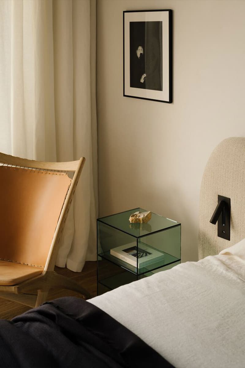 Обволакивающий интерьер квартиры с акцентным искусством — проект TAKK Studio