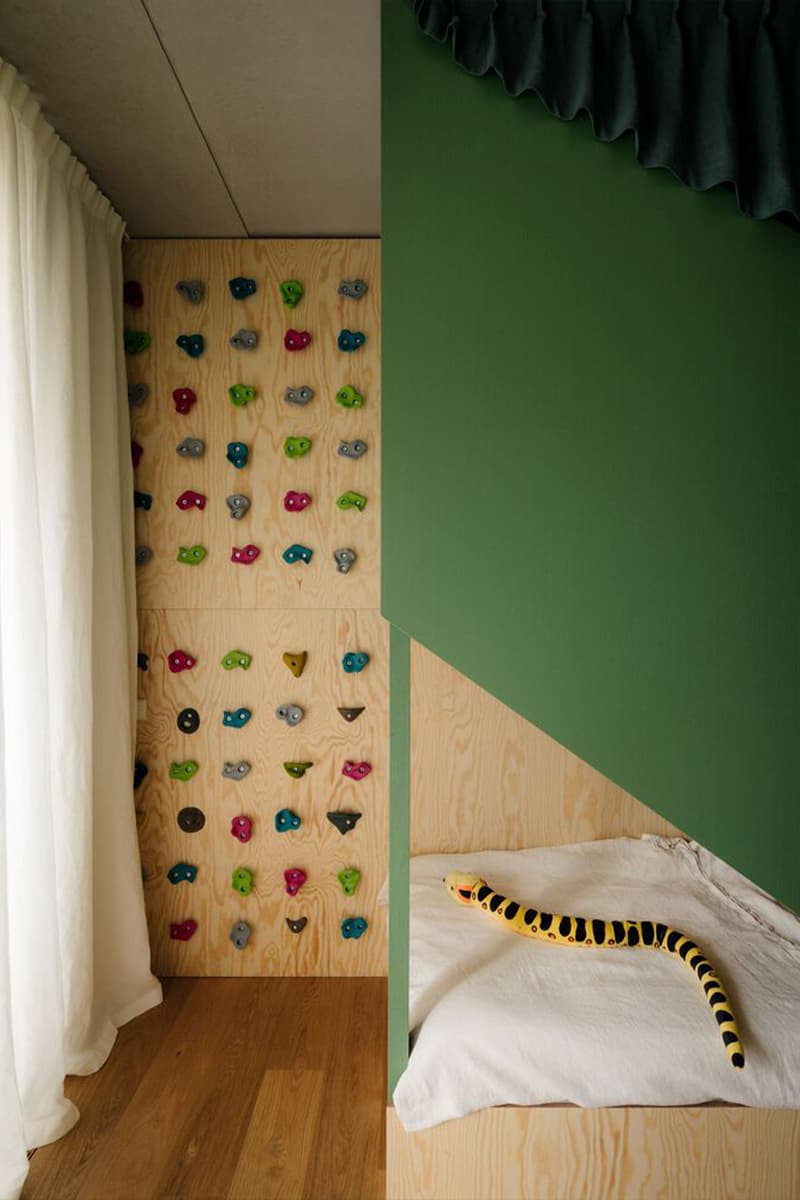 Обволакивающий интерьер квартиры с акцентным искусством — проект TAKK Studio