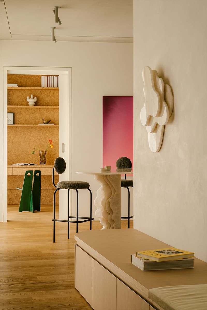 Обволакивающий интерьер квартиры с акцентным искусством — проект TAKK Studio