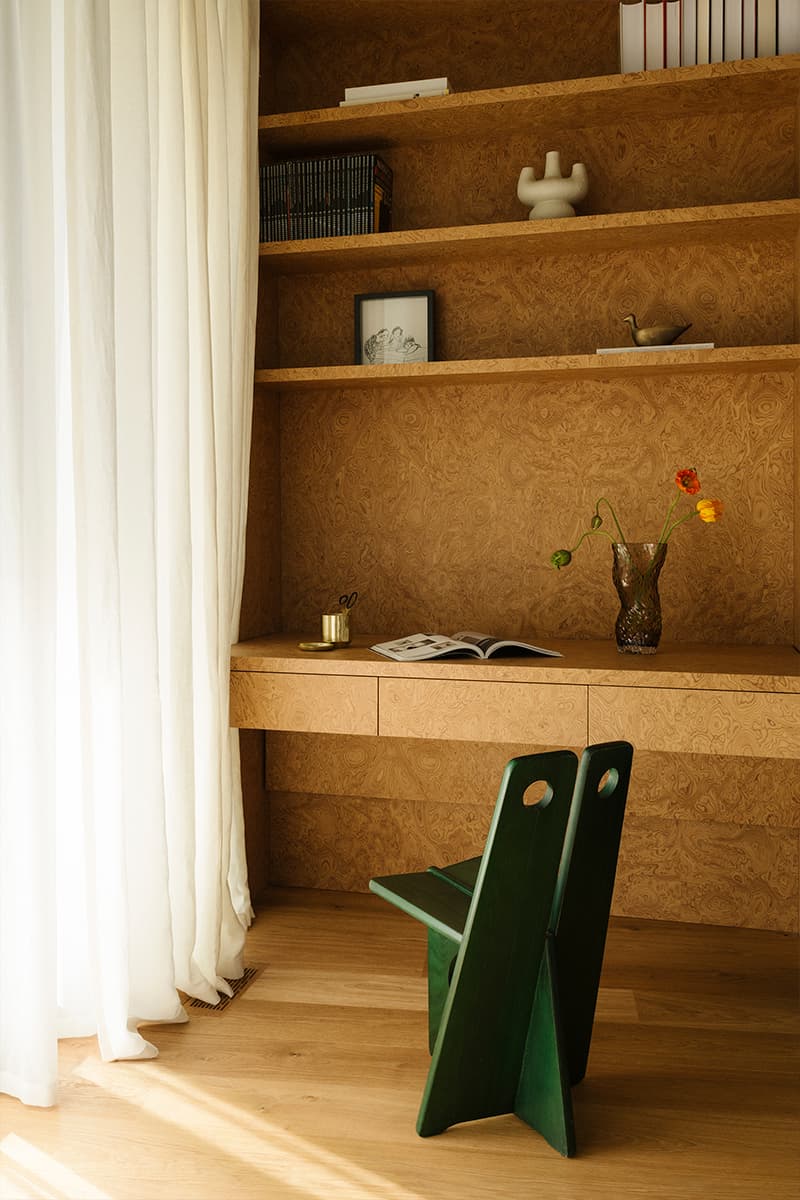 Обволакивающий интерьер квартиры с акцентным искусством — проект TAKK Studio