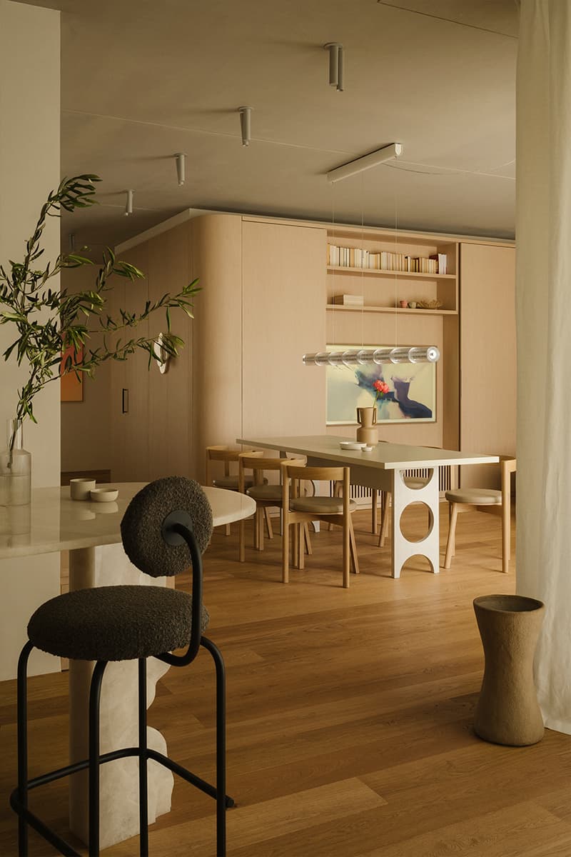 Обволакивающий интерьер квартиры с акцентным искусством — проект TAKK Studio