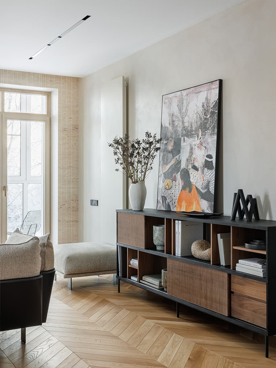 Бесшовные обои и итальянская мебель в светлом интерьере квартиры — проект Ольги Фокиной