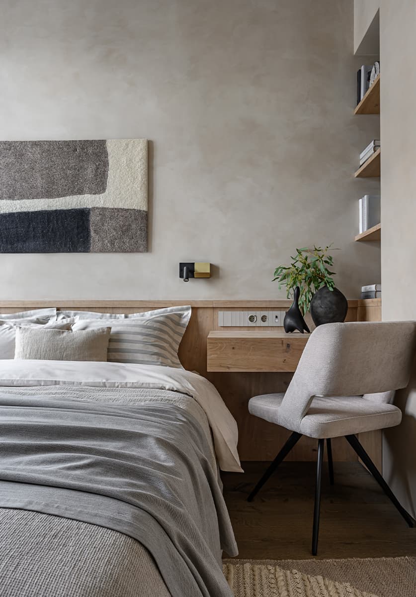 Бесшовные обои и итальянская мебель в светлом интерьере квартиры — проект Ольги Фокиной