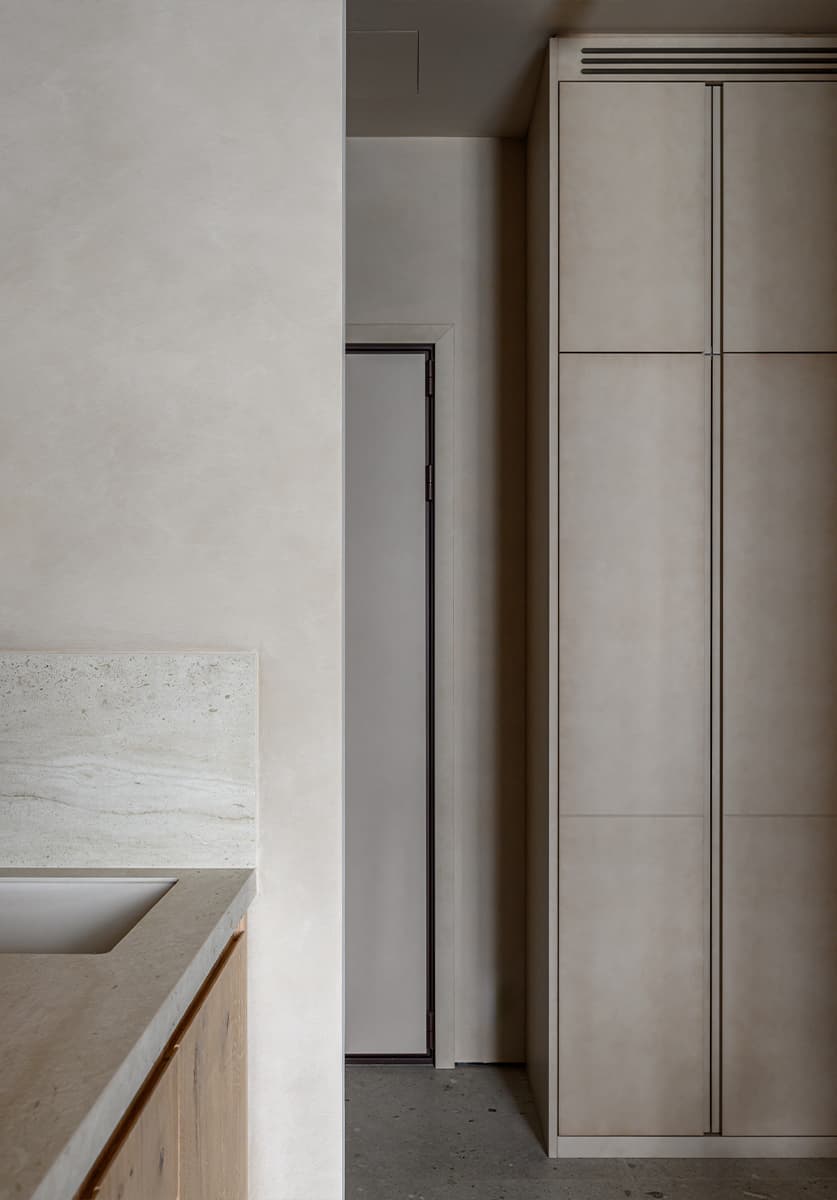 Бесшовные обои и итальянская мебель в светлом интерьере квартиры — проект Ольги Фокиной