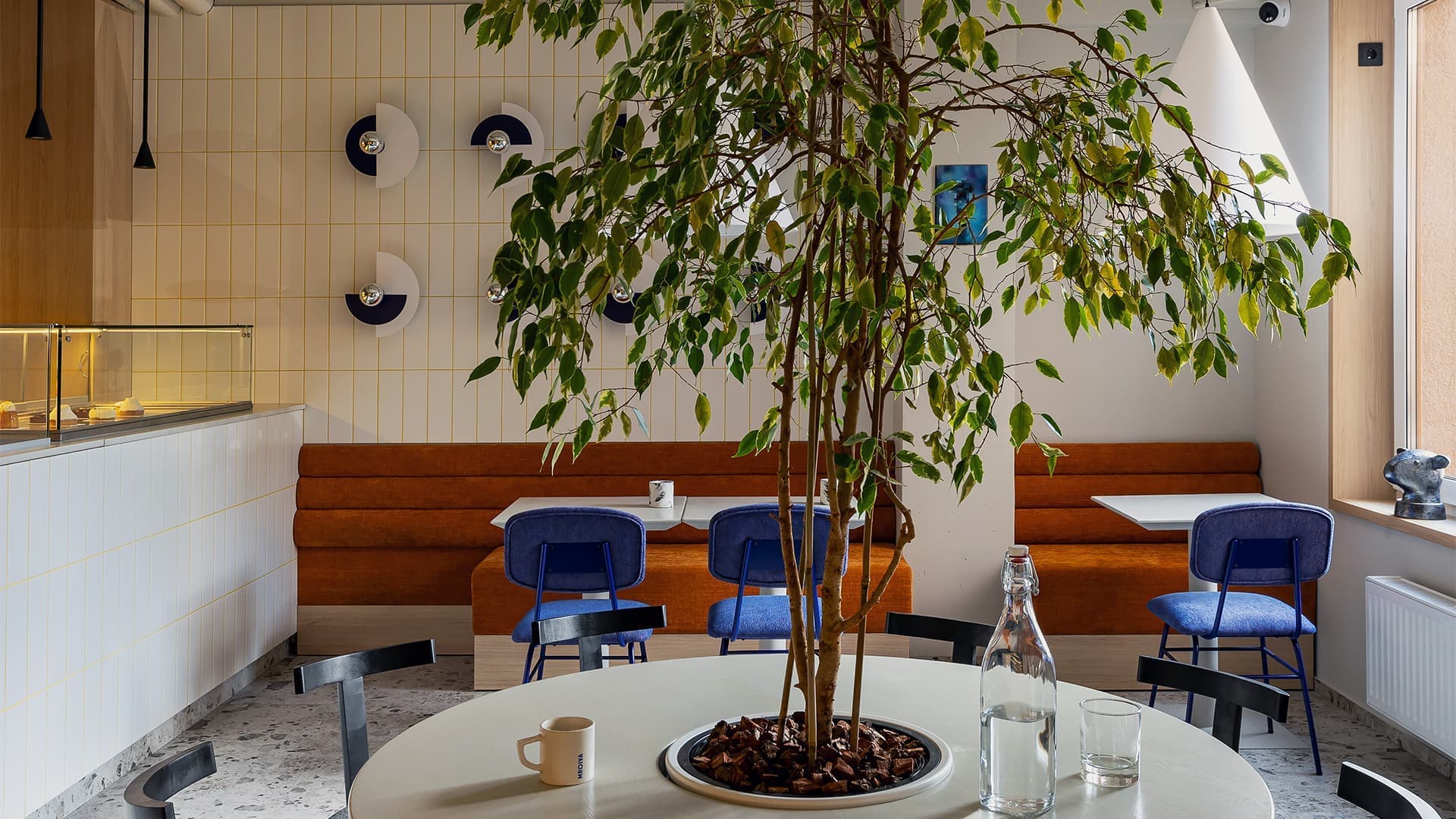 Красочный интерьер небольшого кафе в Минске — проект Натальи Знахарчук