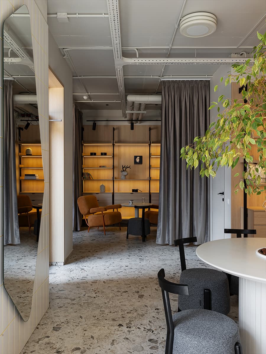 Красочный интерьер небольшого кафе в Минске — проект Натальи Знахарчук