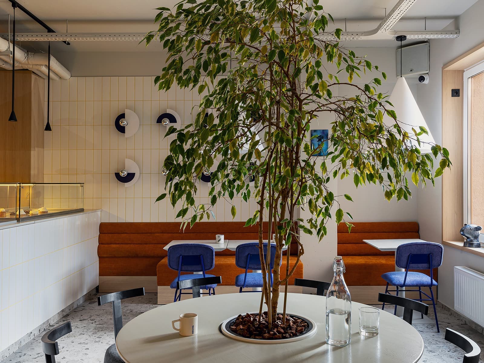 Красочный интерьер небольшого кафе в Минске — проект Натальи Знахарчук