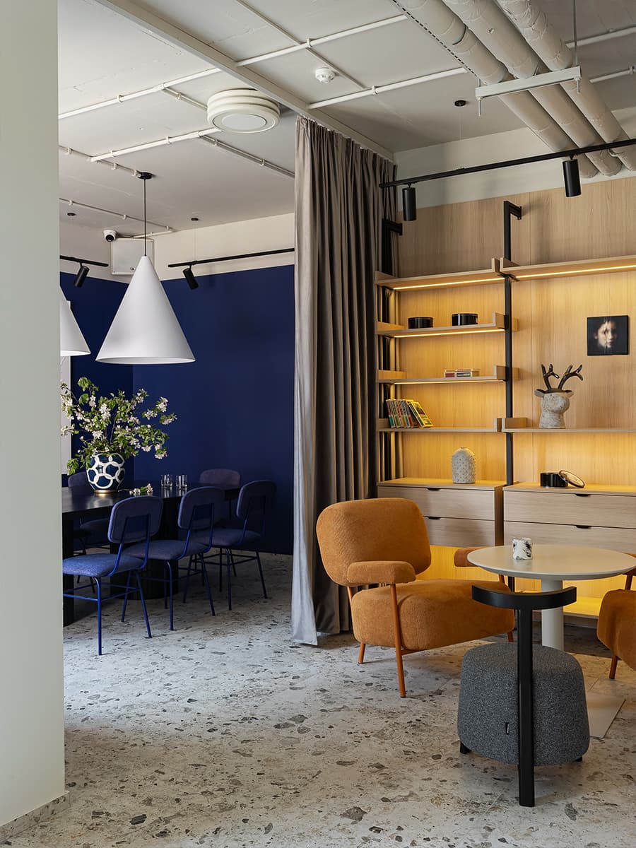 Красочный интерьер небольшого кафе в Минске — проект Натальи Знахарчук w3