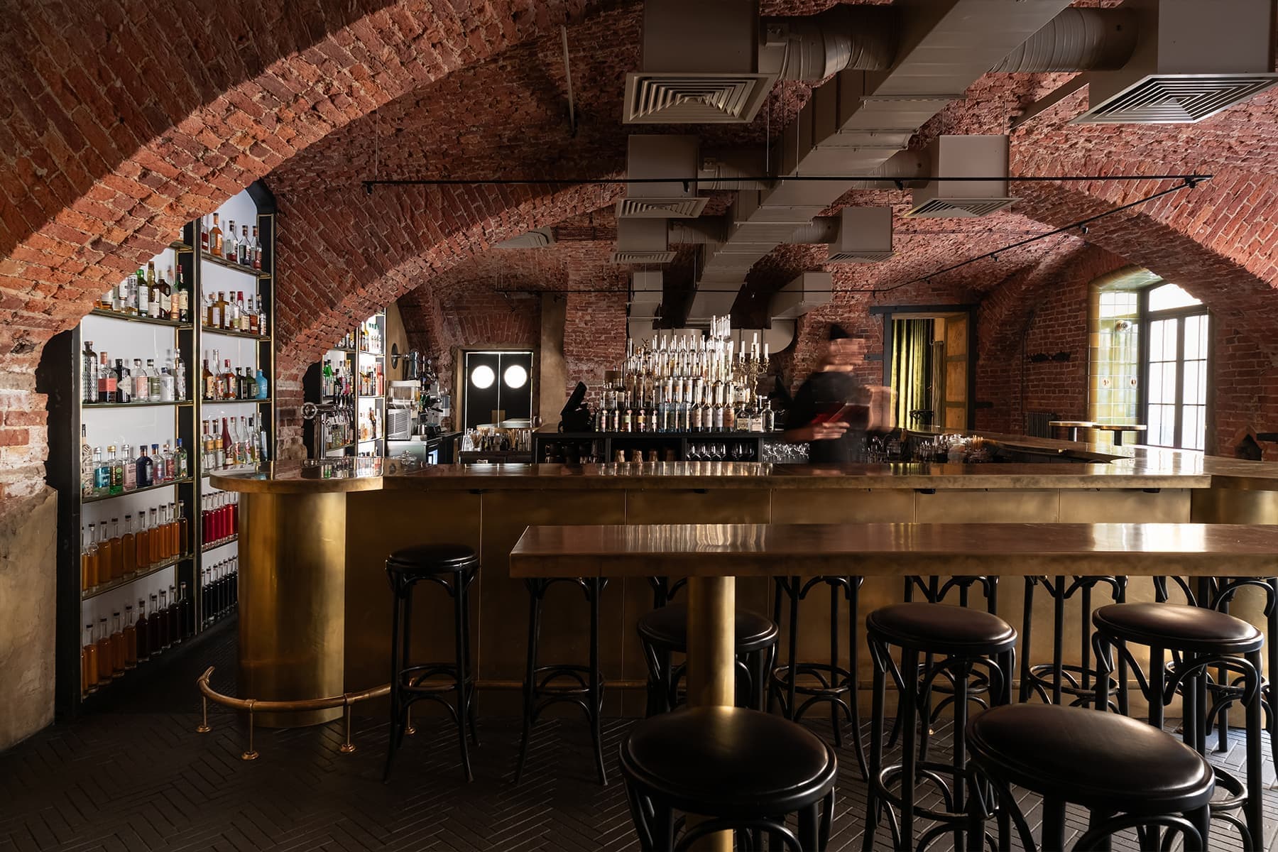 Камерный петербургский бар с латунными деталями — проект студии zavod11 и PogodinRogov