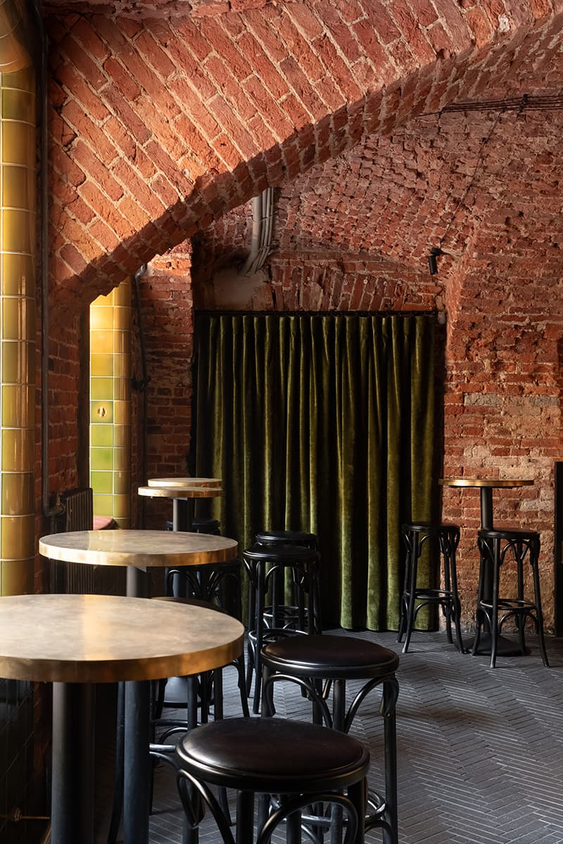 Камерный петербургский бар с латунными деталями — проект студии zavod11 и PogodinRogov