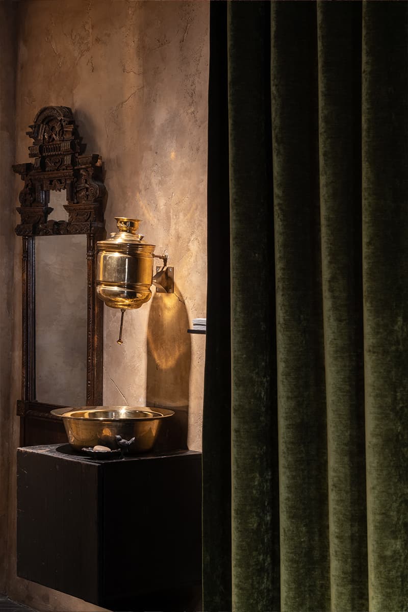 Камерный петербургский бар с латунными деталями — проект студии zavod11 и PogodinRogov