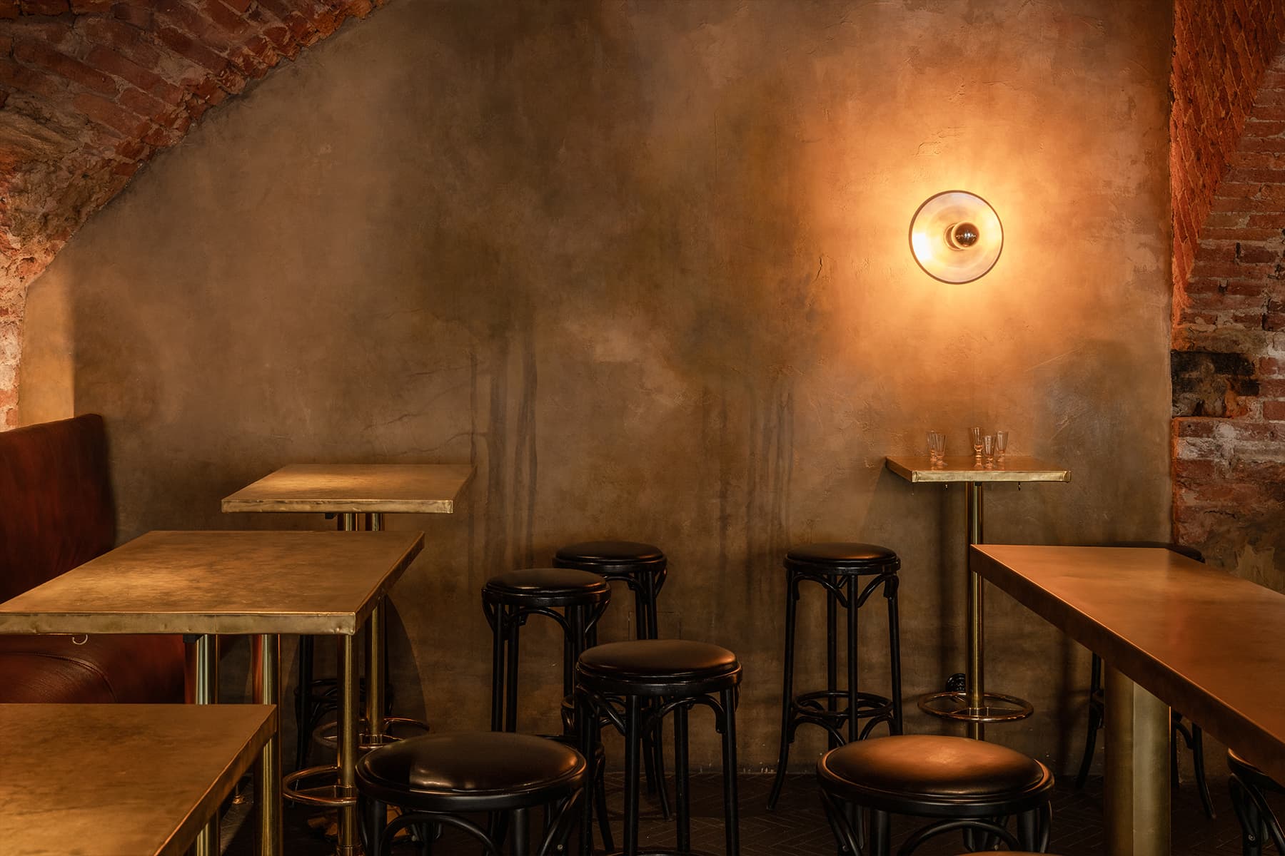 Камерный петербургский бар с латунными деталями — проект студии zavod11 и PogodinRogov