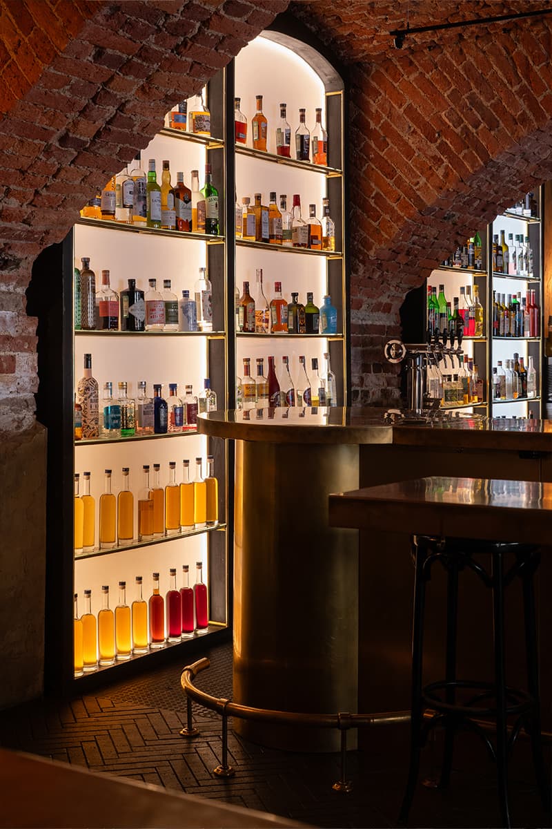 Камерный петербургский бар с латунными деталями — проект студии zavod11 и PogodinRogov