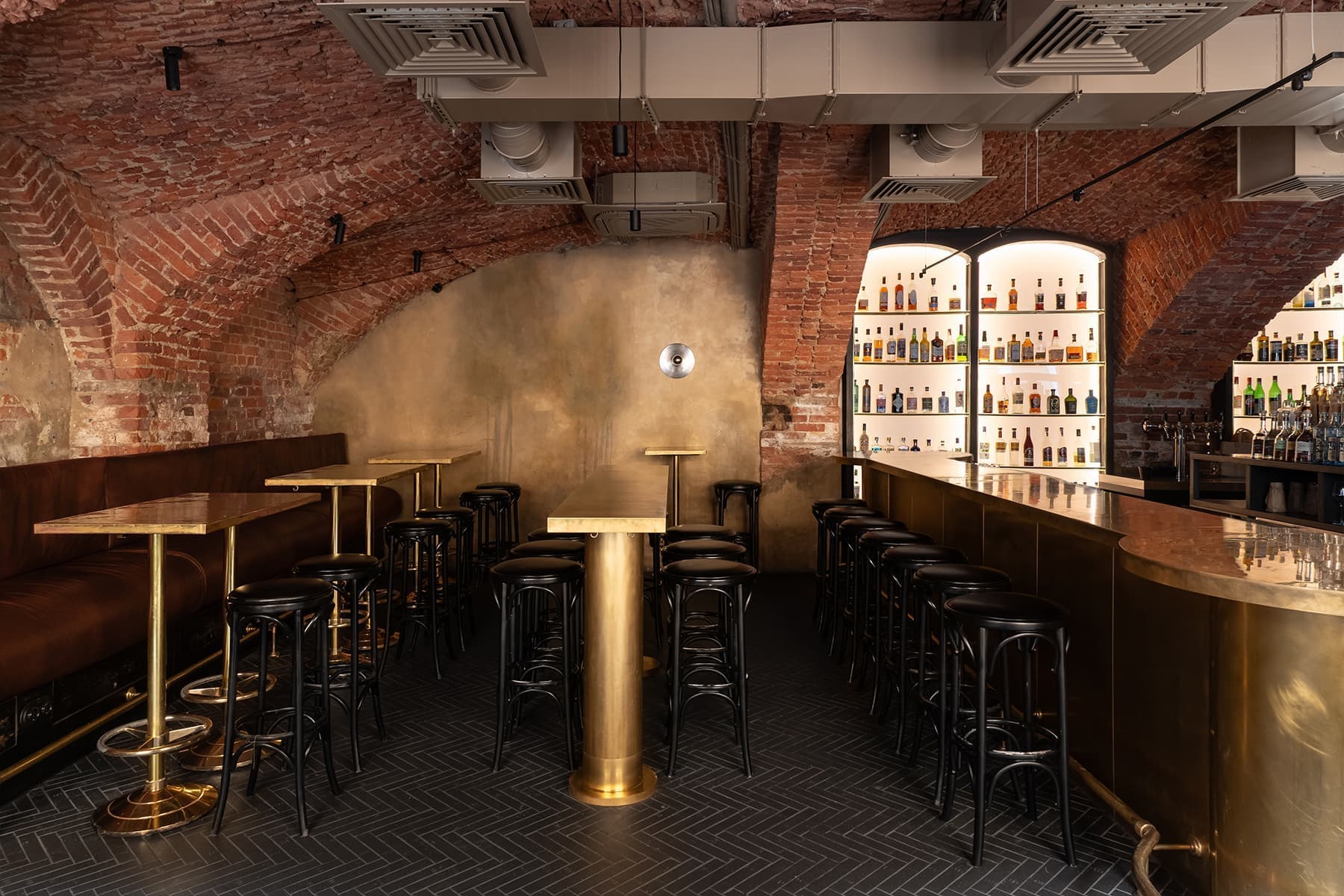 Камерный петербургский бар с латунными деталями — проект студии zavod11 и PogodinRogov