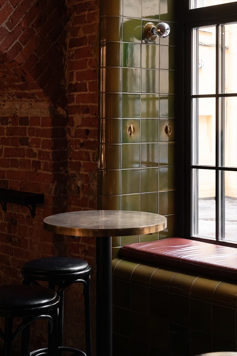 Камерный петербургский бар с латунными деталями — проект студии zavod11 и PogodinRogov