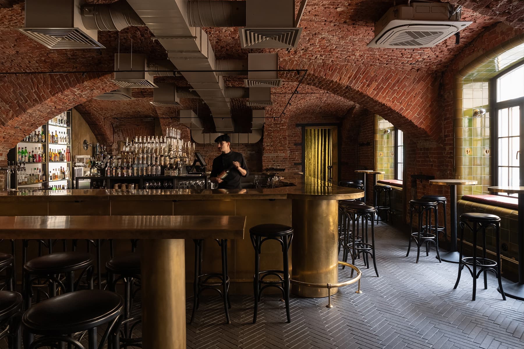 Камерный петербургский бар с латунными деталями — проект студии zavod11 и PogodinRogov w3