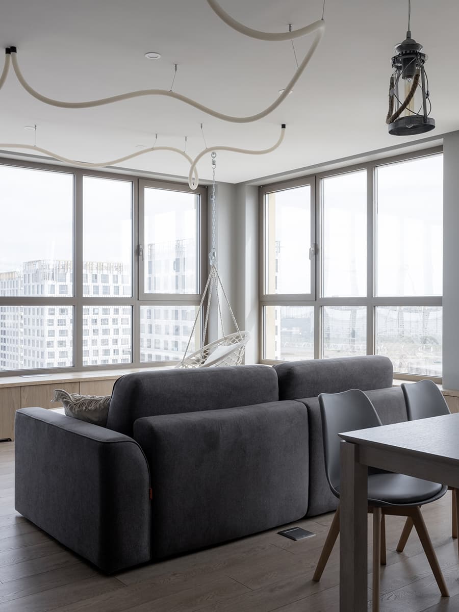 Люстра в виде молнии в интерьере видовой квартиры — проект Кати Чиж