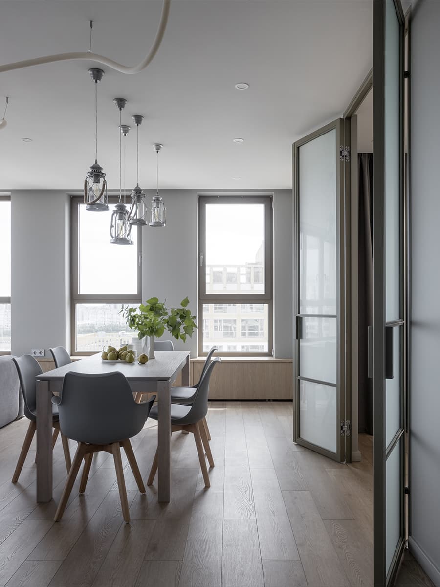 Люстра в виде молнии в интерьере видовой квартиры — проект Кати Чиж