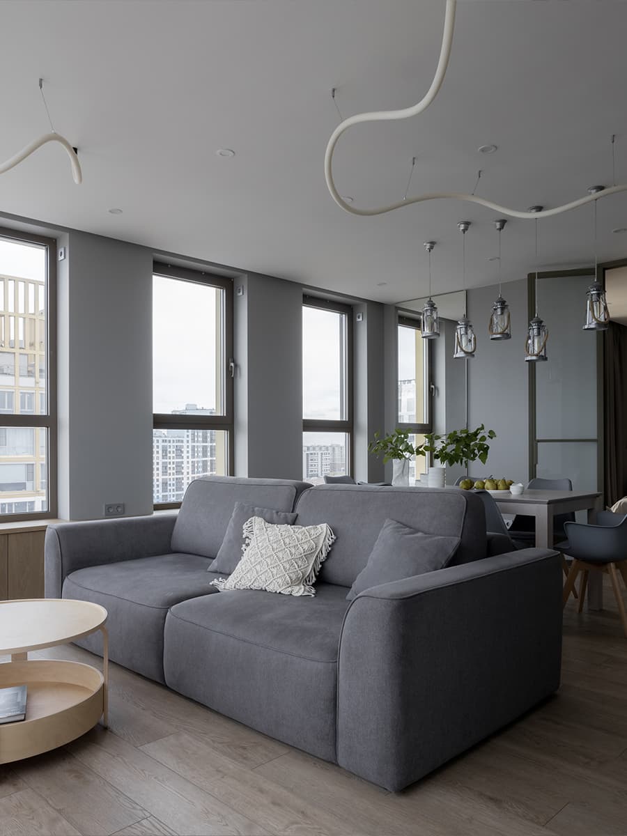 Люстра в виде молнии в интерьере видовой квартиры — проект Кати Чиж