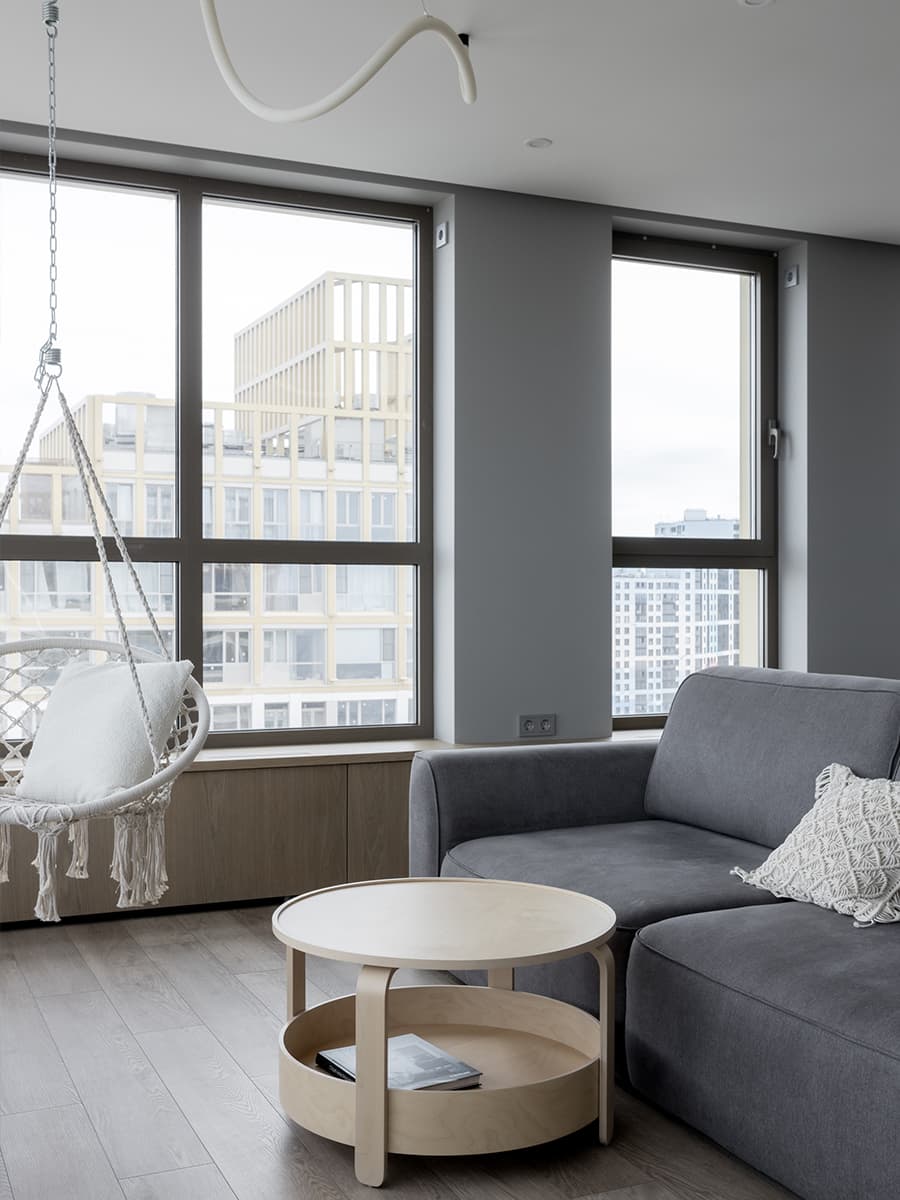 Люстра в виде молнии в интерьере видовой квартиры — проект Кати Чиж