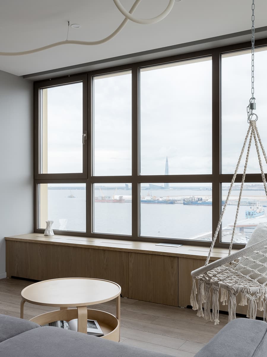 Люстра в виде молнии в интерьере видовой квартиры — проект Кати Чиж