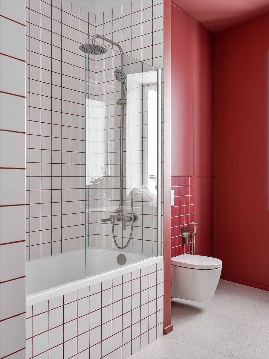 Интерьер в серых тонах с винными акцентами для молодой пары — проект Studi.O