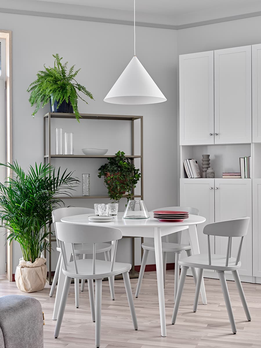 Интерьер в серых тонах с винными акцентами для молодой пары — проект Studi.O