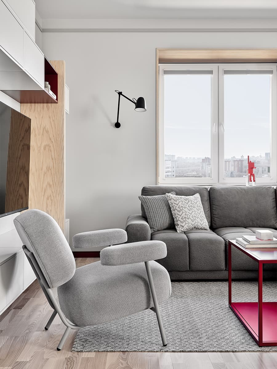 Интерьер в серых тонах с винными акцентами для молодой пары — проект Studi.O