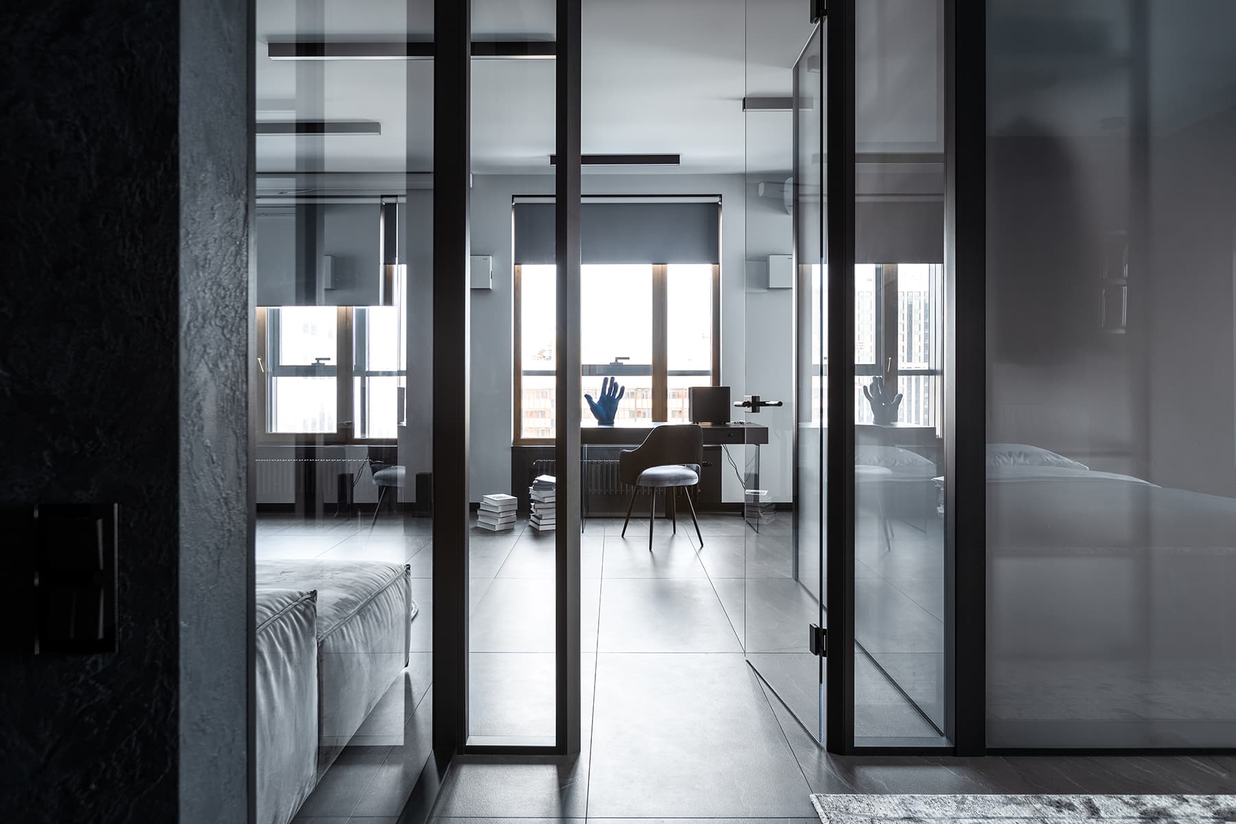 Голубое стекло и ощущение воздуха в современном интерьере для студента — проект design studio Galitarova