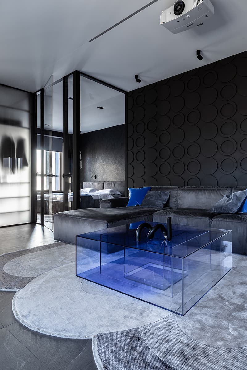 Голубое стекло и ощущение воздуха в современном интерьере для студента — проект design studio Galitarova