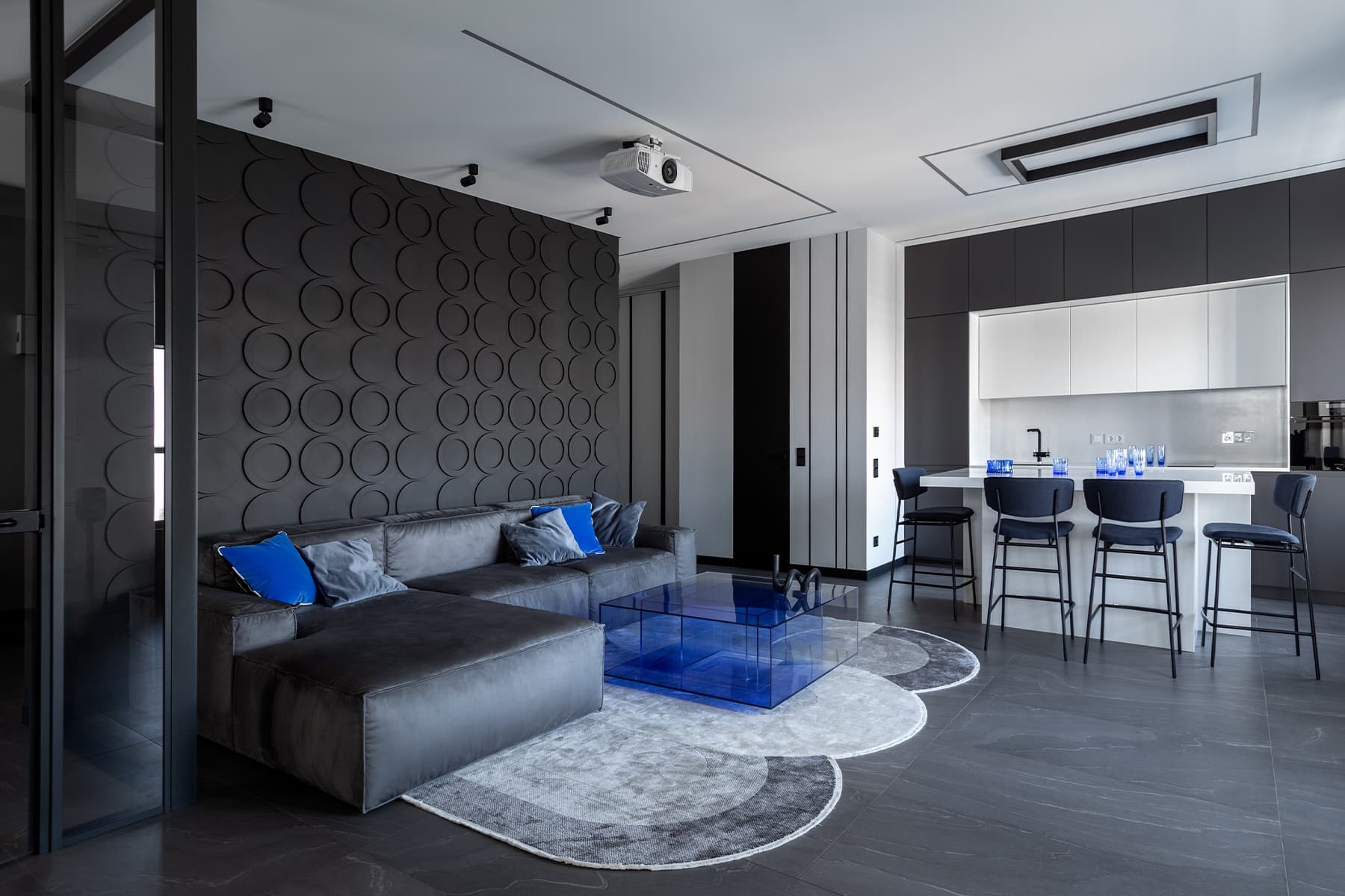 Голубое стекло и ощущение воздуха в современном интерьере для студента — проект design studio Galitarova