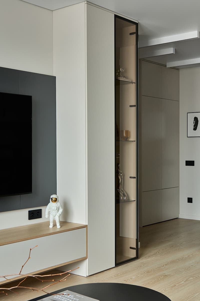 Контраст строгости и теплоты в квартире для программиста — проект студии дизайна интерьеров KIWI