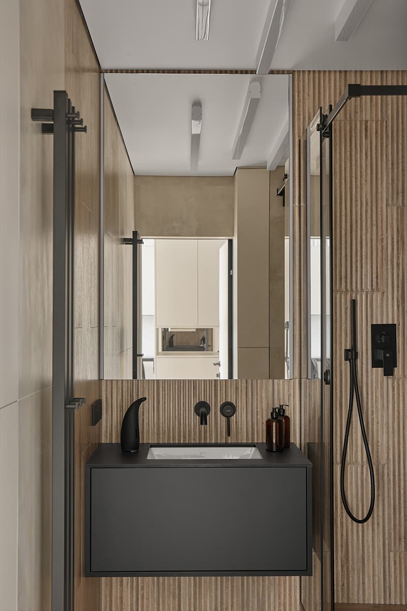 Контраст строгости и теплоты в квартире для программиста — проект студии дизайна интерьеров KIWI