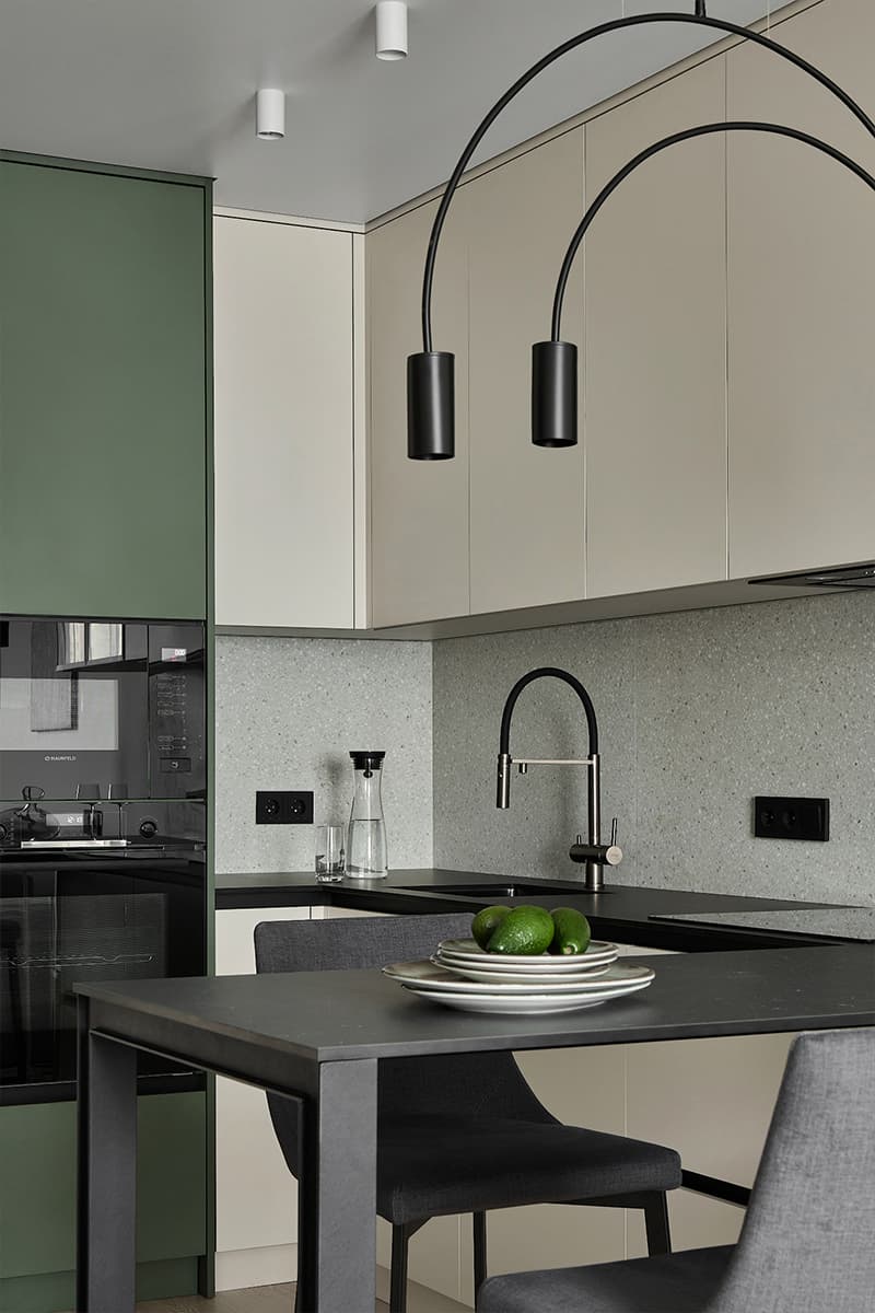 Контраст строгости и теплоты в квартире для программиста — проект студии дизайна интерьеров KIWI