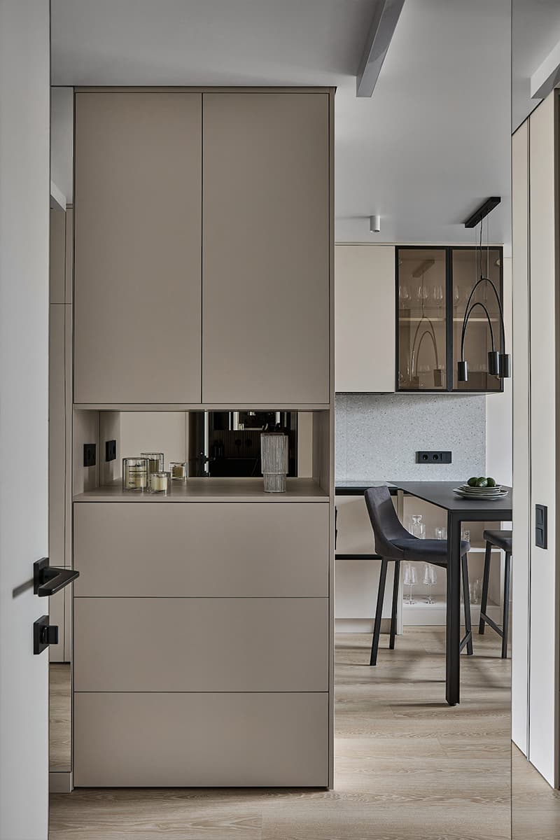 Контраст строгости и теплоты в квартире для программиста — проект студии дизайна интерьеров KIWI