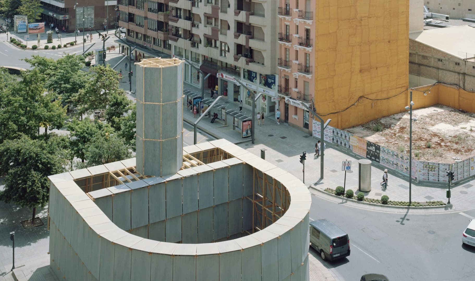 Leopold Banchini Architects превратили фонтан в купальню Leopold Banchini Architects превратили фонтан в купальню