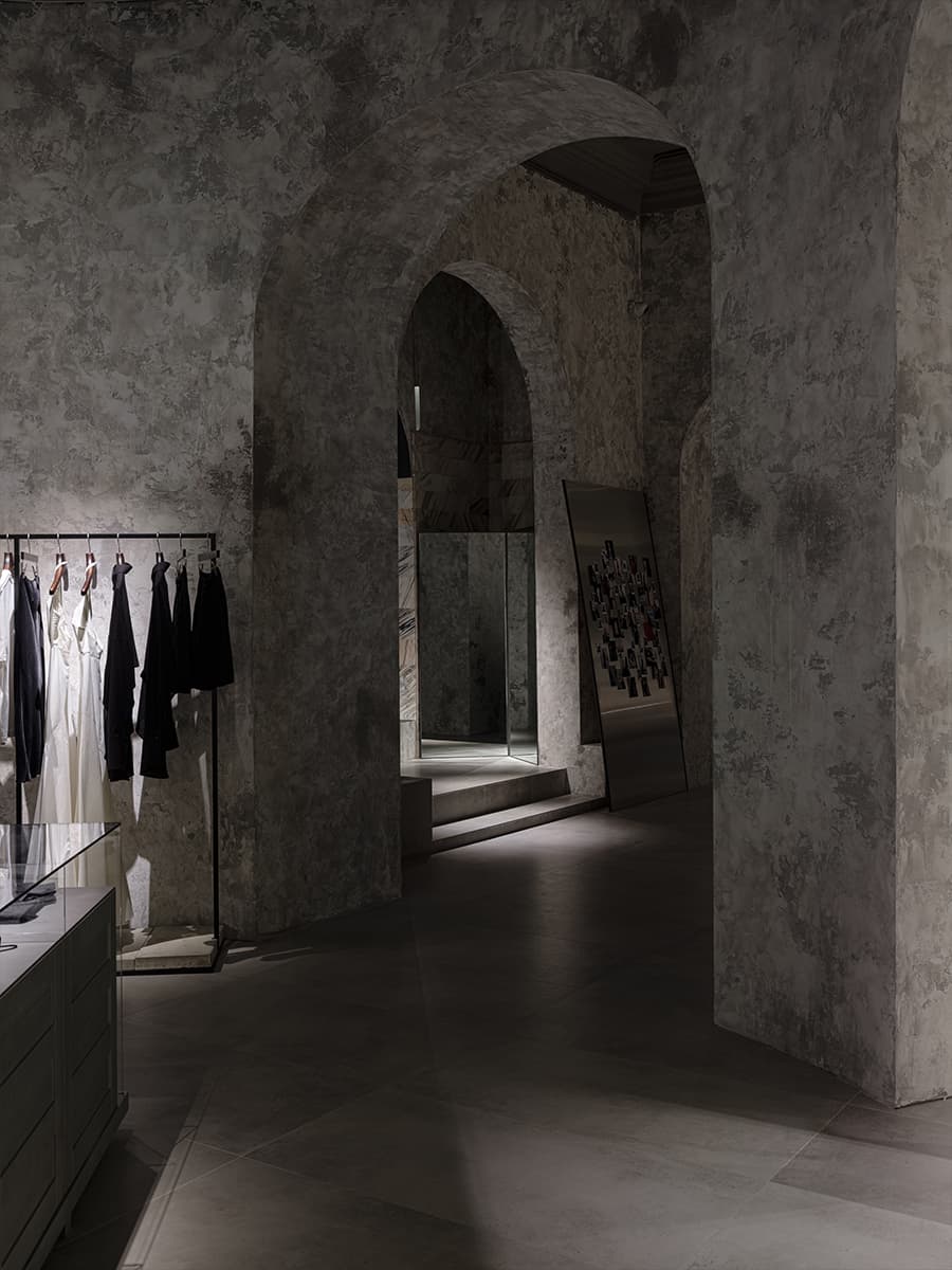Таинственный дух итальянских палаццо в бутике одежды — проект Валерии Гореловой и бюро The VIEW