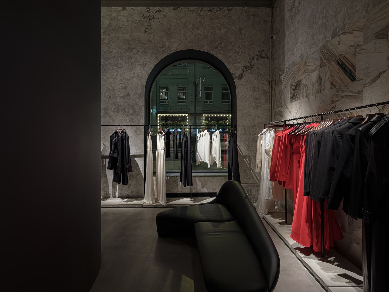 Таинственный дух итальянских палаццо в бутике одежды — проект Валерии Гореловой и бюро The VIEW